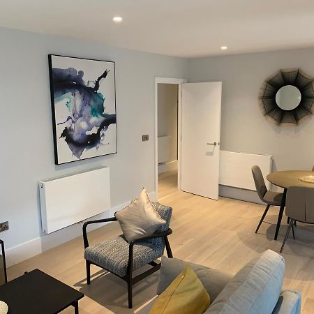 Heathrow North Apartments By Charles Hope Гаунслоу Екстер'єр фото