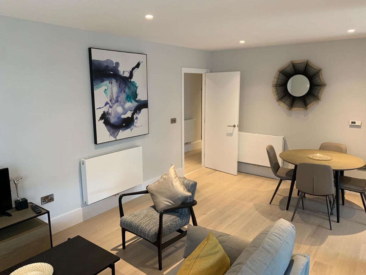 Heathrow North Apartments By Charles Hope Гаунслоу Екстер'єр фото